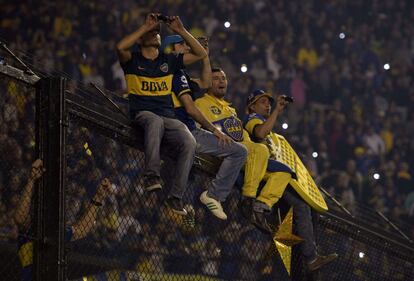 Aficionados de Boca Juniors celebranla victoria del Campeonato de fútbol de la división primera de Argentina en el estadio "La Bombonera"