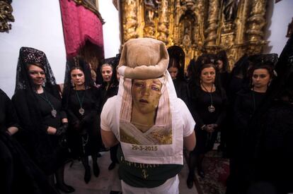 A processional float carrier (costalero) prepares himself for ‘La Esperanza’ brotherhood’s exit from the San Andrés of Córdoba parish, on March 25.