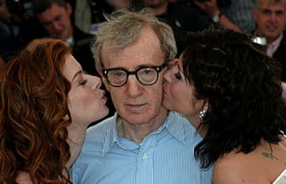 Las actrices Tiffani Thissen (a la derecha) y Debra Messing besan a Woody Allen, ayer en Cannes.