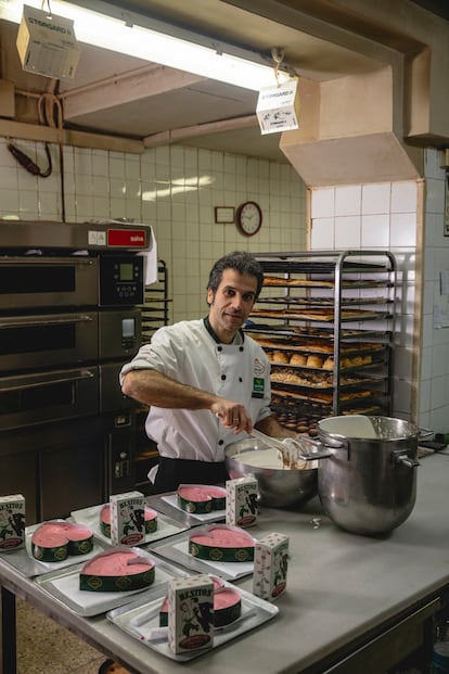 Sergio González, el propietario de la Confitería Conrado.