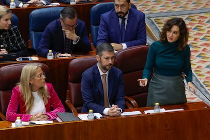 La presidenta de la Comunidad de Madrid, Isabel Díaz Ayuso junto a los consejeros Miguel Ángel García Martín (centro) y Rocío Albert (izq.) interviene en el pleno celebrado este jueves en la Asamblea.