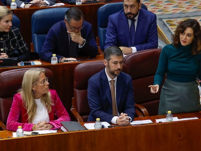 La presidenta de la Comunidad de Madrid, Isabel Díaz Ayuso junto a los consejeros Miguel Ángel García Martín (centro) y Rocío Albert (izq.) interviene en el pleno celebrado este jueves en la Asamblea.