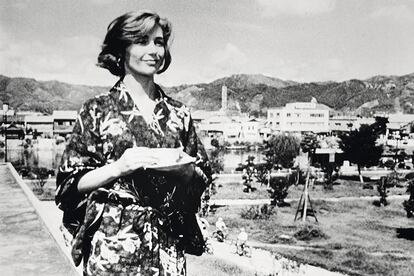 Exotismo bohemio. El cine extendió una imagen asociada a la sensualidad y al lujo. El estereotipo se mantuvo durante buena parte del siglo pasado: «Una mujer con quimono era invariablemente una femme fatale». En la imagen, Hiroshima mon amour (1959). 