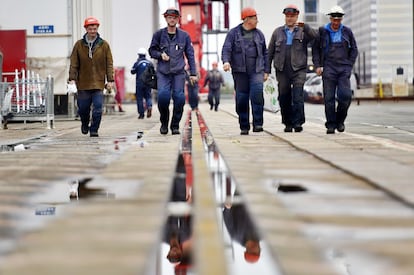 Un grupo de trabajadores pasea por los astilleros de Saint Nazaire, en septiembre de 2017.