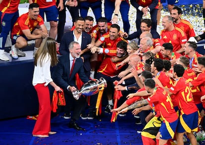 El rey Felipe y la infanta Sofía celebran con los jugadores la Eurocopa tras la entrega de trofeos en Berlín. 
