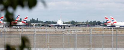 Aviones de British Airways estacionados en el aeropuerto londinense de Heathrow.