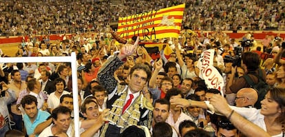 Los toreros José Tomás (en primer término) y Serafín Marín, salen a hombros tras la última corrida de toros celebrada en la plaza Monumental de Barcelona.