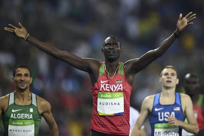 Rudisha celebra la victoria en el 800.