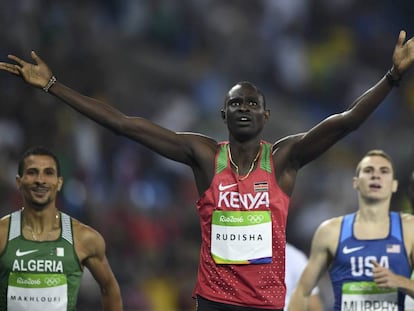 Rudisha celebra la victoria en el 800.