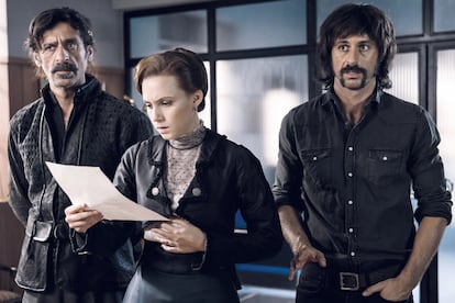 Nacho Fresneda, Aura Garrido y Hugo Silva, en 'El Ministerio del Tiempo'.