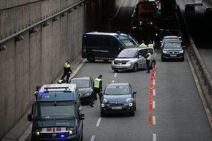 Un control del confinamiento comarcal este viernes en la Gran Via de Barcelona.