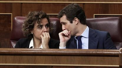 El presidente del PP, Pablo Casado, charla con Dolors Montserrat, portavoz del partido en el Congreso.