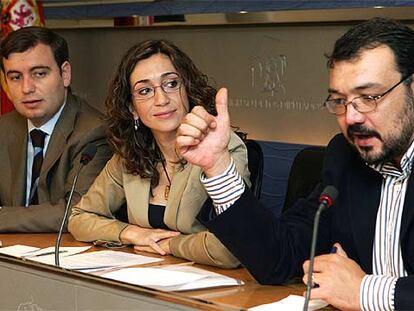 Los diputados Jordi Xuclà (CiU), Isaura Navarro (IU-ICV) y Agustí Cerdà (ERC), ayer en el Congreso.