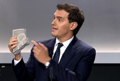 Albert Rivera muestra un adoquín de Barcelona al hablar de los disturbios de Cataluña.