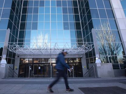 Un hombre pasa ante un edificio de oficinas de Merlin Properties en Madrid, en una imagen de archivo.