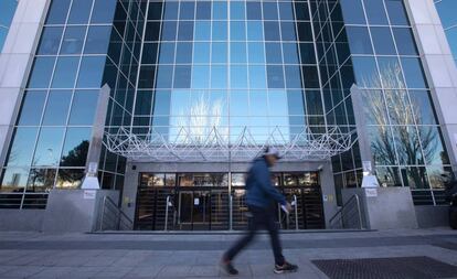 Un hombre pasa ante un edificio de oficinas de Merlin Properties en Madrid. 