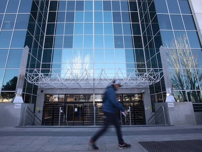 Un hombre pasa ante un edificio de oficinas de Merlin Properties en Madrid. 