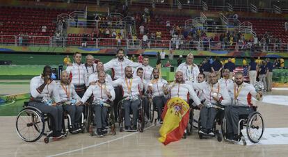 La selección de baloncesto paralímpico celebra la medalla de plata.