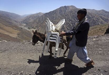 Los burros portan las urnas y otro material electoral en sus lomos por las regiones más montañosas e inaccesibles del país para que los ciudadanos puedan votar.