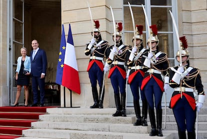 Jean Castex, primer ministro saliente, y Élisabeth Borne, la nueva primera ministra, a las puertas del palacete de Matignon.