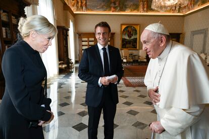 Brigitte y Emmanuel Macron saludan al papa Francisco, este lunes en el Vaticano.