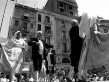 b 36302 -15/ago/00 - color- Fiestas de Gracia. Danzas tradicionales Grupo de veteranos del Esbart del Orfeo Gràcienc, en plaza Rius i Taulet - Foto: Jordi Roviralta