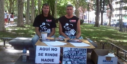 José Antonio Álvarez y Miguel Ángel Colmenero, en el puesto del paseo del Prado.