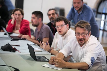 El candidato de En comú Podem Xavier Domènech, junto con miembros de su partido siguen los resultados electorales.