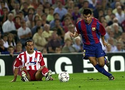 El argentino Saviola se lleva el balón ante el atlético Hibic, en el suelo.