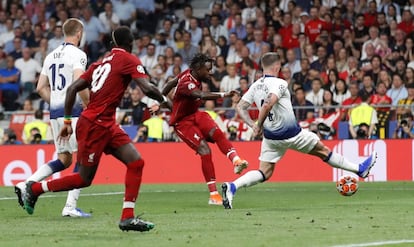 Divock Origi marca el segundo gol para el Liverpool.