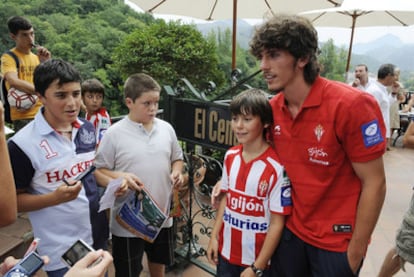 Javi Poves, en la terraza de un restaurante frecuentado por los jugadores del Sporting.