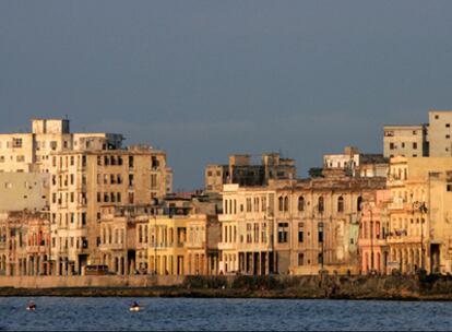 Vistas desde el antiguo malecón en La Habana