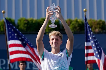 Landaluce eleva el trofeo de campeón júnior, este sábado en Flushing Meadows.