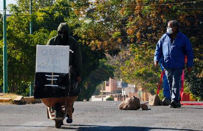 Un hombre empuja una carreta con el ataúd de un fallecido por la covid-19 en Cochabamba, este sábado.