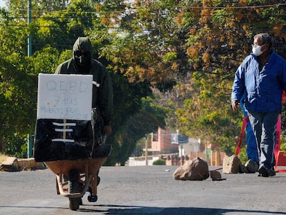 El trabajador de una funeraria empuja una carreta con el ataúd de un fallecido por coronavirus, el pasado mes de julio en Cochabamba.