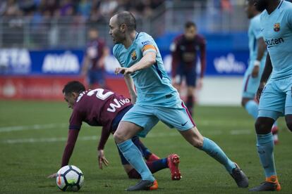 Andrés Iniesta, del Barcelona, durante una jugada.