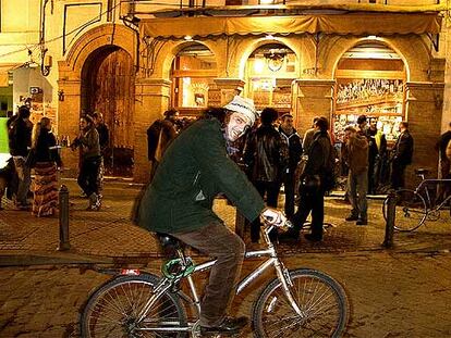 La Alameda de Hércules, una concurrida zona de marcha de Sevilla, con bares clásicos, como el Habanilla (en la foto), y nuevas apuestas, como el Lisboa, que recibe con música electrónica.