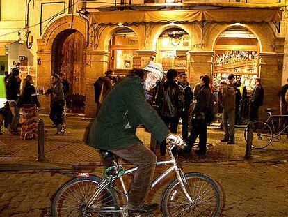 La Alameda de Hércules, una concurrida zona de marcha de Sevilla, con bares clásicos, como el Habanilla (en la foto), y nuevas apuestas, como el Lisboa, que recibe con  música electrónica.