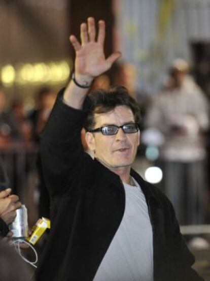 El actor Charlie Sheen, en una imagen de principios de abril de 2011. / BRIAN KERSEY (AP)