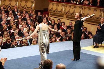 Tamara Rojo (a la izquierda) y Maya Plisétskaya, premio de las Artes, saludan al público al terminar la ceremonia.