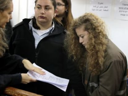 Ahed Tamini, que acaba de cumplir los 17 entre rejas, se enfrenta a un condena de 10 años. El tribunal militar inicia la vista a puerta cerrada para la prensa y los diplomáticos