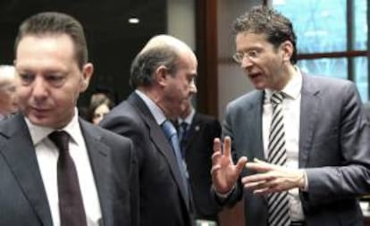 El ministro español de Economía, Luis de Guindos (c), charla con su homólogo holandés y presidente del Eurogrupo, Jeroen Dijsselbloem (der), al comienzo del consejo de ministros de Economía y Finanzas de la Unión Europea (ECOFIN), celebrado en la sede del Consejo Europeo en Bruselas, Bélgica. EFE/Archivo