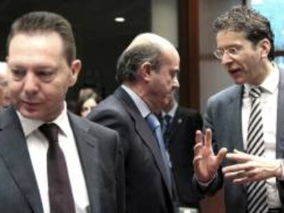 El ministro español de Economía, Luis de Guindos (c), charla con su homólogo holandés y presidente del Eurogrupo, Jeroen Dijsselbloem (der), al comienzo del consejo de ministros de Economía y Finanzas de la Unión Europea (ECOFIN), celebrado en la sede del Consejo Europeo en Bruselas, Bélgica. EFE/Archivo