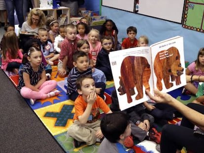 Alumnos de preescolar escuchan a su profesora en una escuela elemental del condado de Washington (Oreg&oacute;n). 