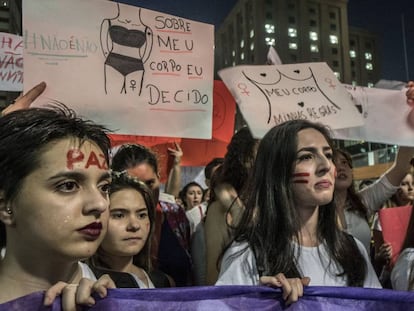 Una protesta a favor de los derechos de las mujeres en São Paulo, Brasil.  
