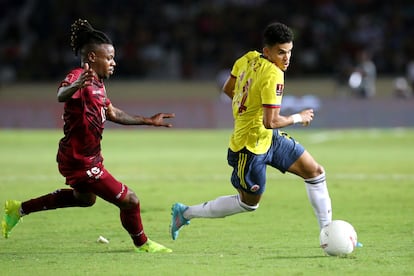 Jhon Murillo persigue al colombiano Luis Díaz en un partido de calificación al mundial de Qatar 2022, en marzo del año pasado.