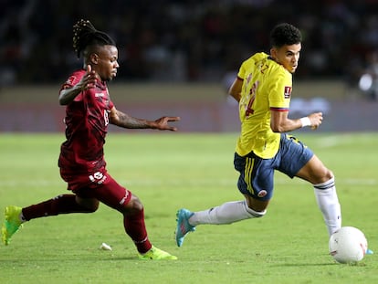 Jhon Murillo persigue al colombiano Luis Díaz en un partido de calificación al mundial de Qatar 2022, en marzo del año pasado.