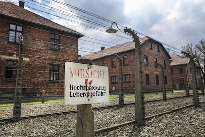 Una valla de alambre de púas en el antiguo campo de concentración y exterminio nazi de Auschwitz.