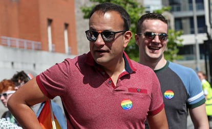 Leo Varadkar y su pareja Matthew Barrett en Dublín durante una manifestación por los derechos LGBTQ en junio de 2017.