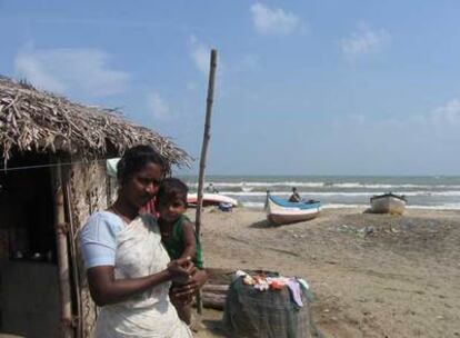 Geetha, una de las mujeres que perdieron a sus niños en el <i>tsunami,</i> posa con su nuevo hijo, Nitis.